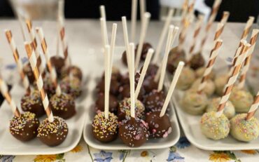 Ett fat med Ballerina Cake Pops med mörk och vit choklad och massor av strössel