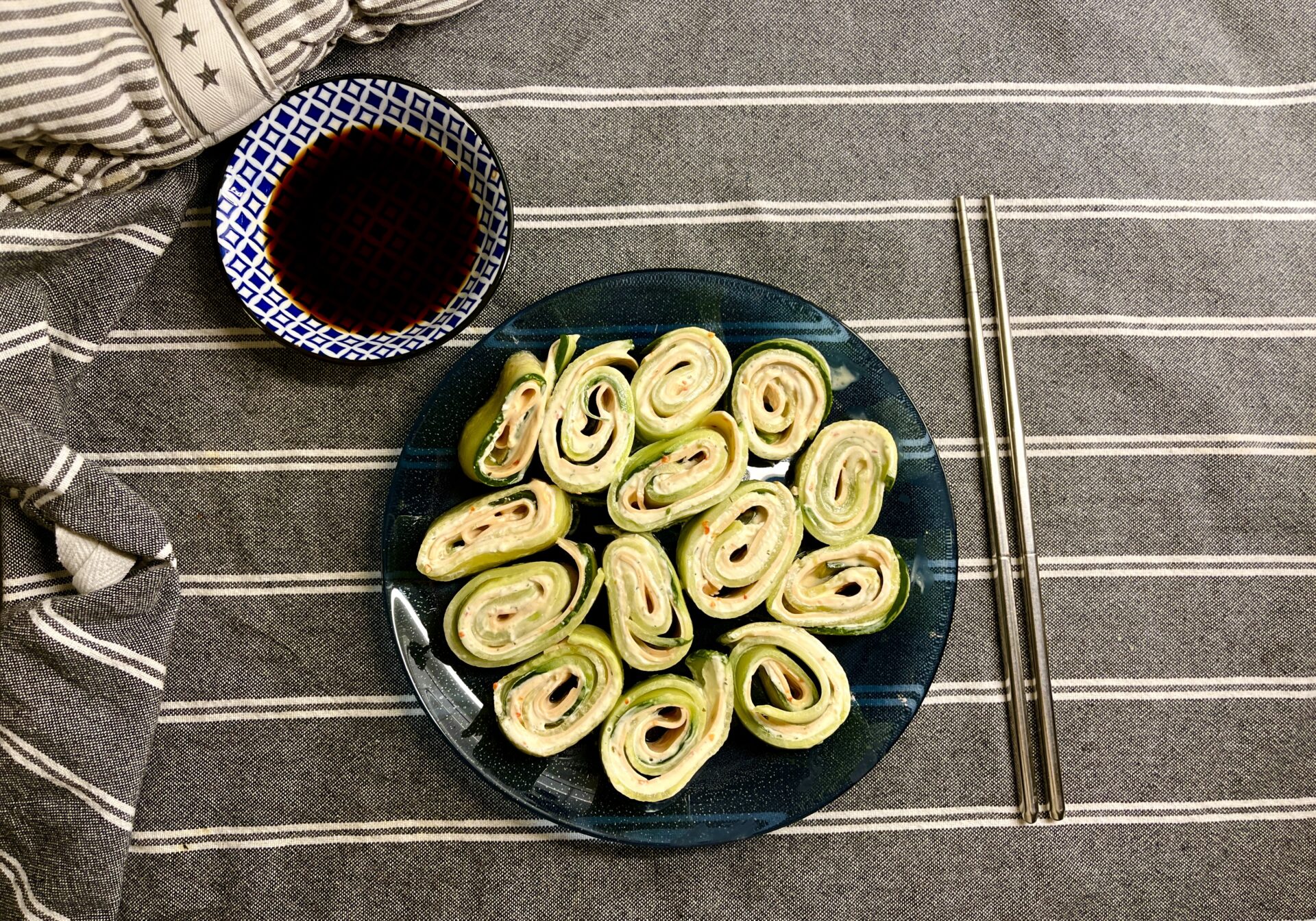 Vegansk gurksushi med pepparrot, toppad med rostad lök och sesamfrön – en fräsch och enkel förrätt som passar perfekt till fest eller vardag